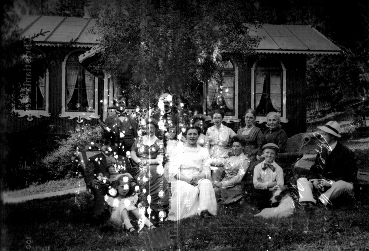 Gustav Borgen, Alexandersens gruppe, Breidablik,Valdres. Gruppebilde foran bygning.
