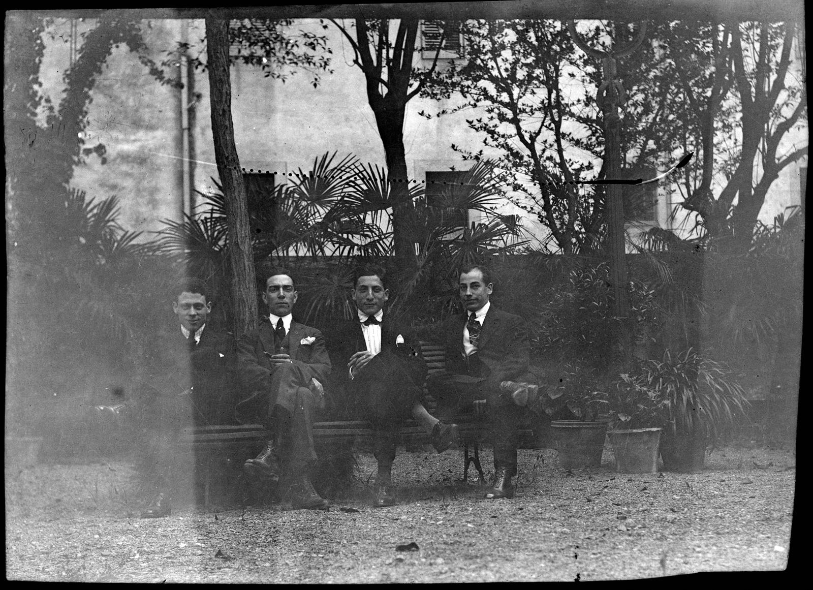 Desconegut, [Retrat en un jardí]