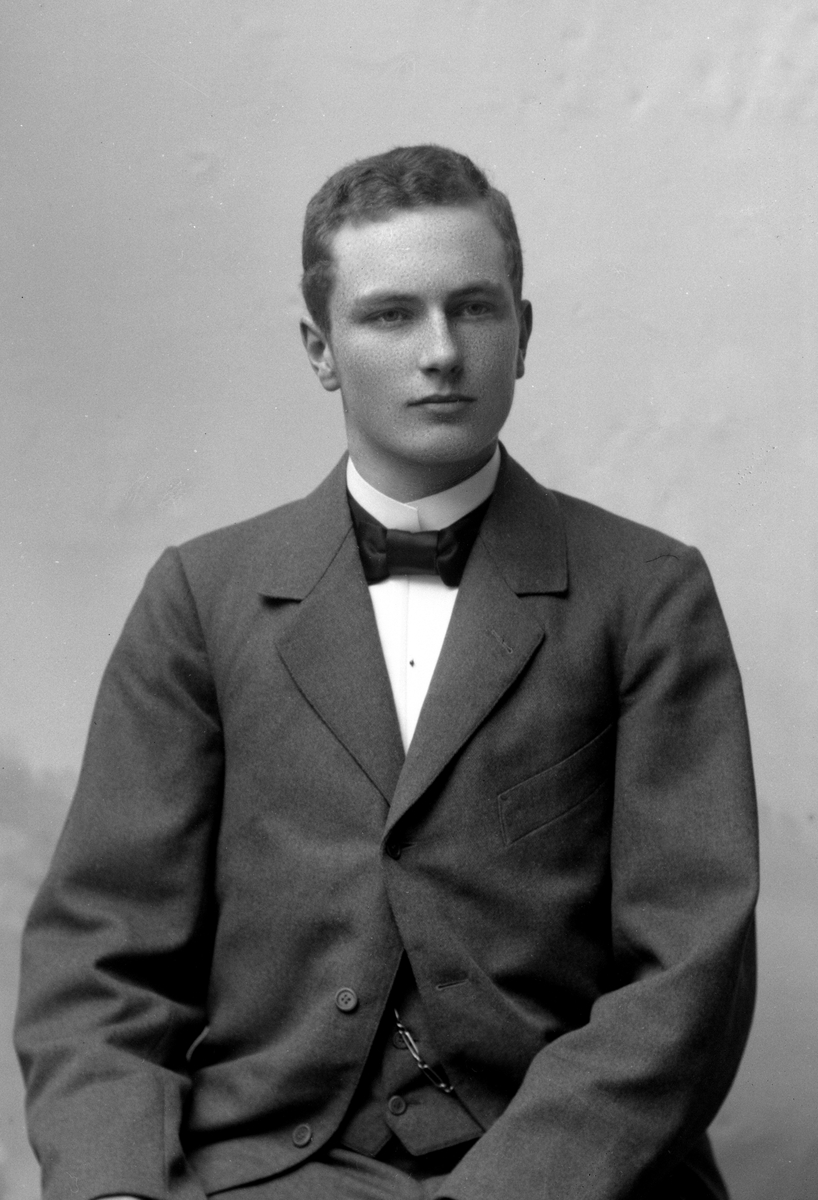 Maria Tesch, Porträtt. Porträttbild från Maria Teschs ateljé. Foto: Maria Tesch. Fotograferad i Maria Teschs ateljé som fanns i Linköping åren 1873 - 1936. Digitaliserad efter original glasnegativ som förvaras på Stiftsbiblioteket /Linköpings stadsbibliotek.