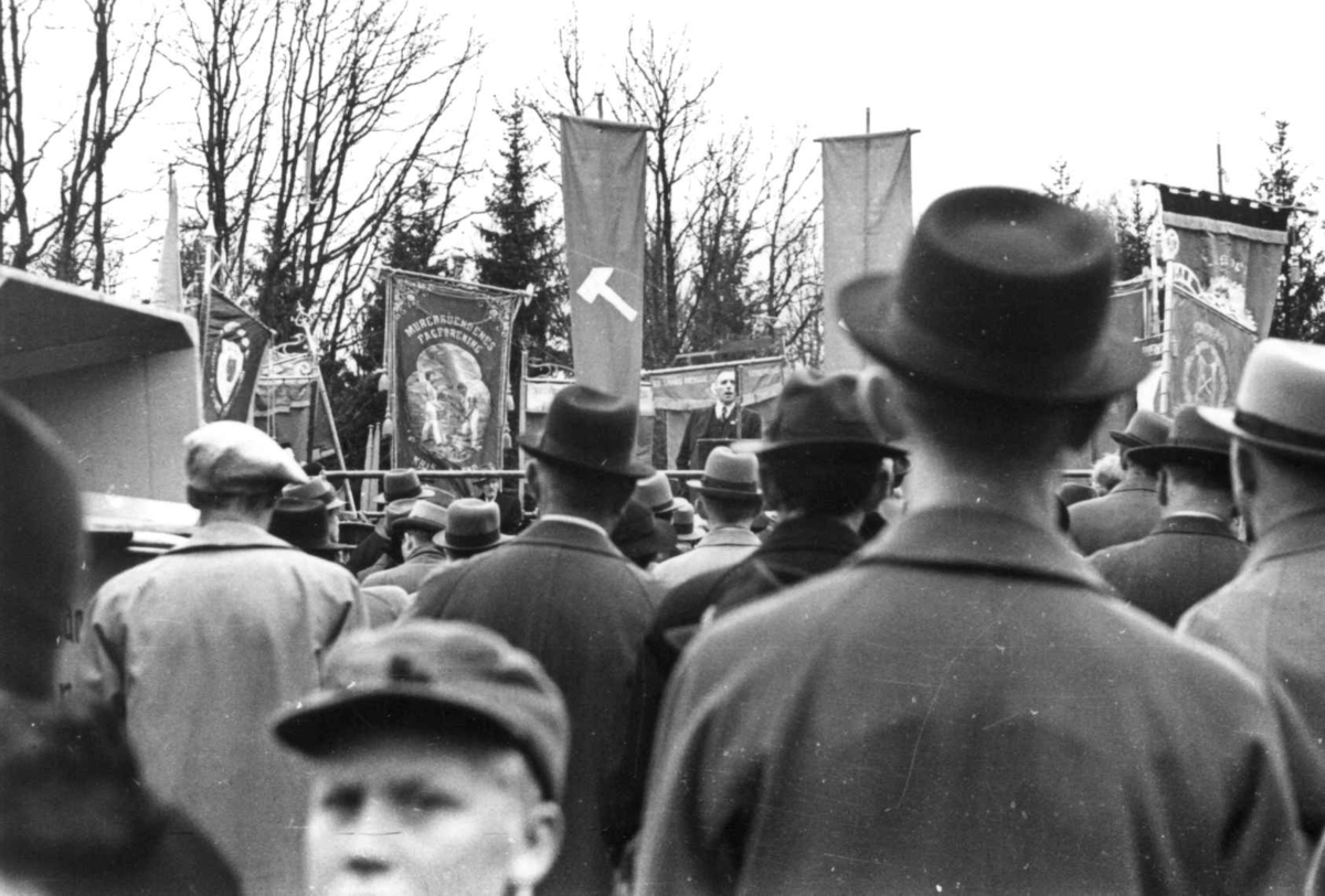 Anna Grostøl, Kirkestatsråd Hjelmtveit taler i Egelunden, Kristiansand 1939. Folk står med faner og bannere.
