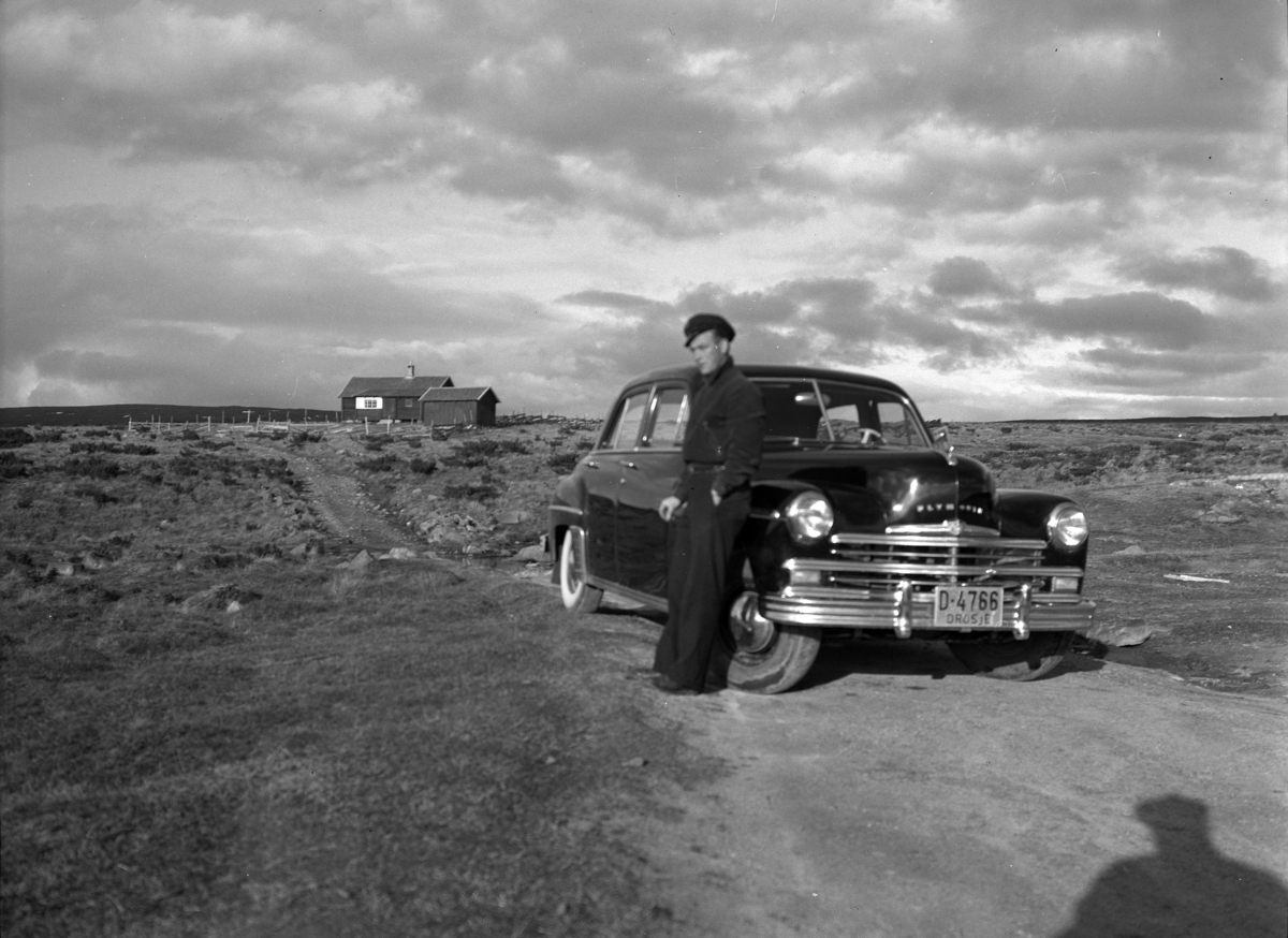 Kristian Heramb, Oskar Fjeldberg , drosje, D-4766, av merket Plymouth 1946 modell, Nyskolla i Ringsaker.