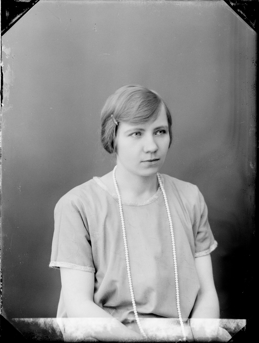 Skötsner-Edhlund, Ateljéporträtt - Ruth Jansson från Sandika, Harg socken, Uppland 1926