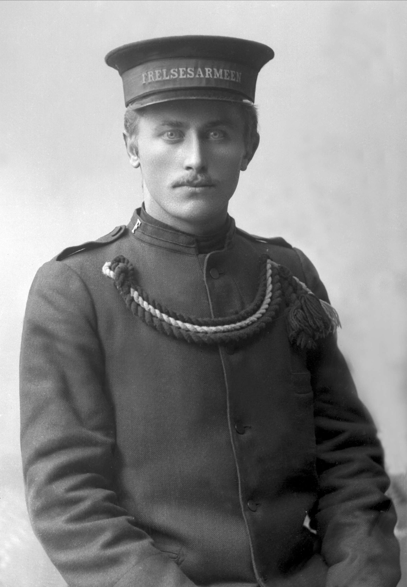 Gustav Borgen, Portrett, mann i Frelsesarméuniform. Bernt Guneriussen.