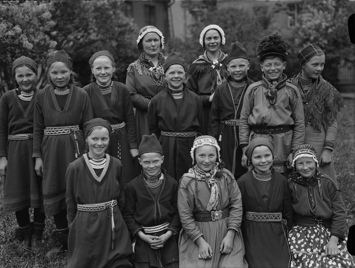 Paul Sandberg, Skolklass från Skarvsjöby skola, Storuman, Västerbotten, med sina lärare Helfrid Leijer och Ester Näsvall, på besök i Uppsala 1938