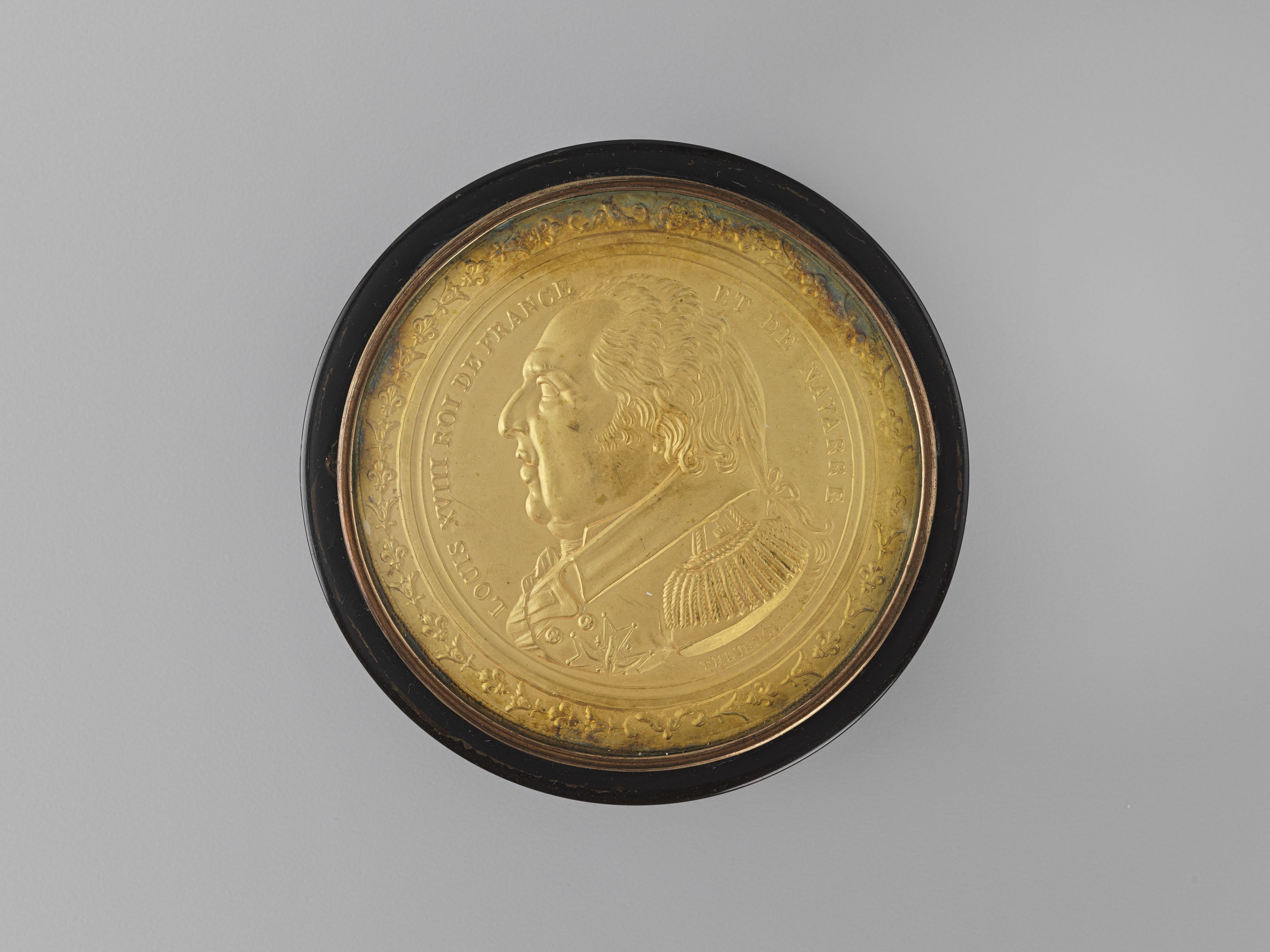 Anonyme, Tabatière ornée du portrait du roi Louis XVIII en tenue militaire