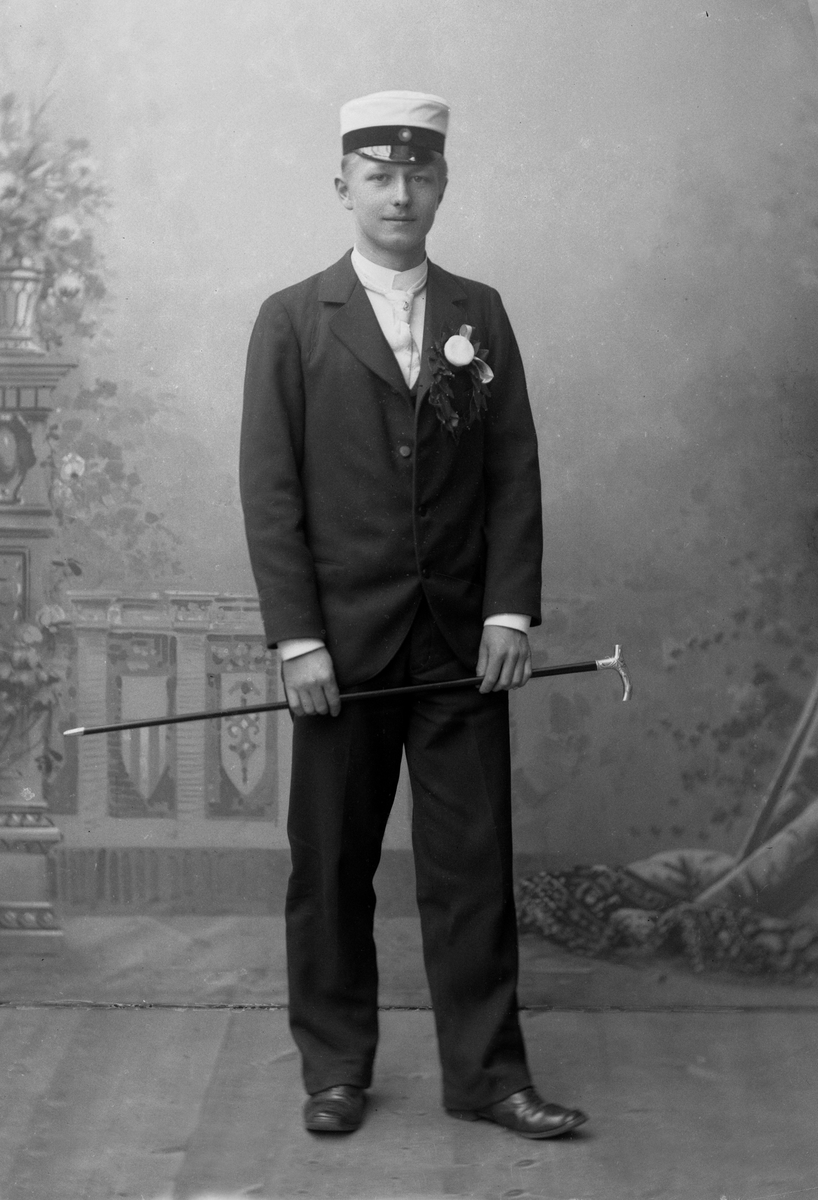 Maria Tesch, Nordenfalk, O Erland C J Kapten i studentmössa. Student. Foto: Maria Tesch. Fotograferad i Maria Teschs ateljé som fanns i Linköping åren 1873 - 1936. Digitaliserad efter original glasnegativ som förvaras på Stiftsbiblioteket /Linköpings stadsbibliotek.