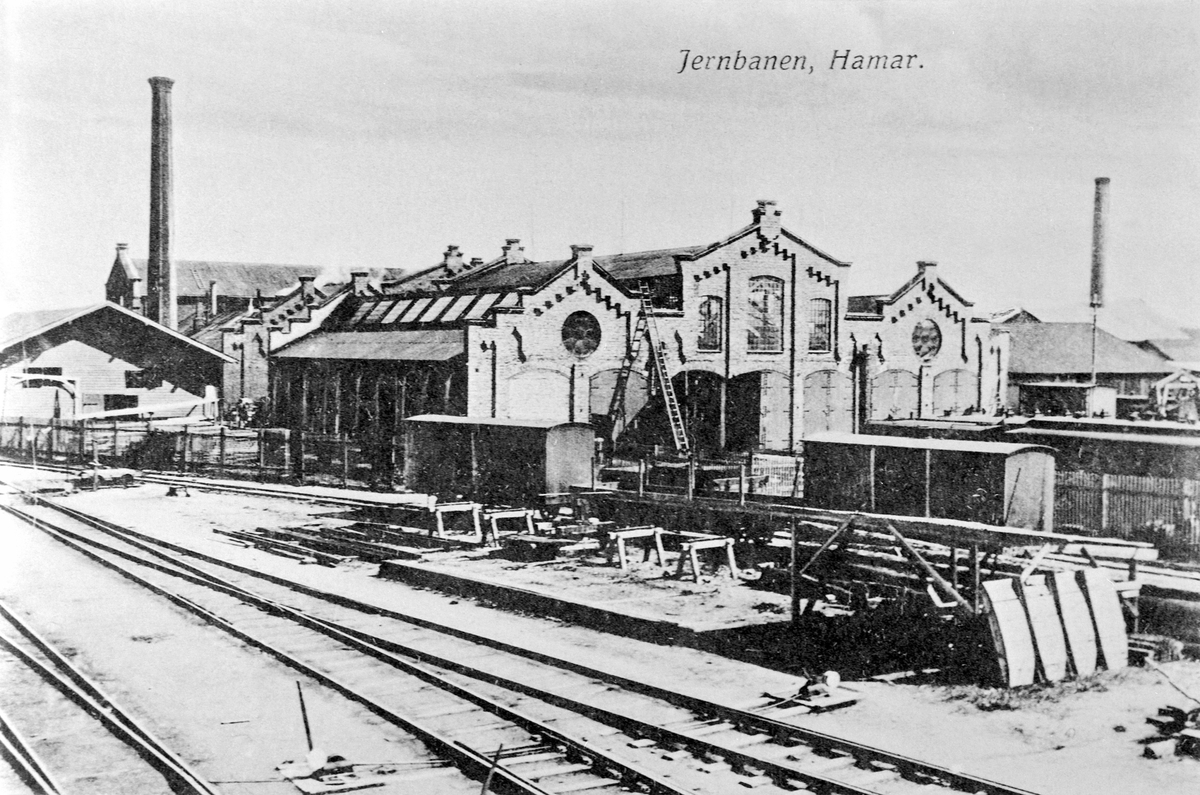 Anno Domkirkeodden, EKSTERIØR, JERBANEVERKSTEDET, JERNBANESKINNER, TOG