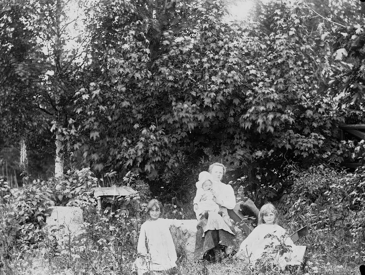 Axel Quinsgaard Wiborg, Familiemedlemmer på Holoa seter, Hadeland, Jevnaker, Oppland, 1903. Margrethe Q. Wiborg med barn.