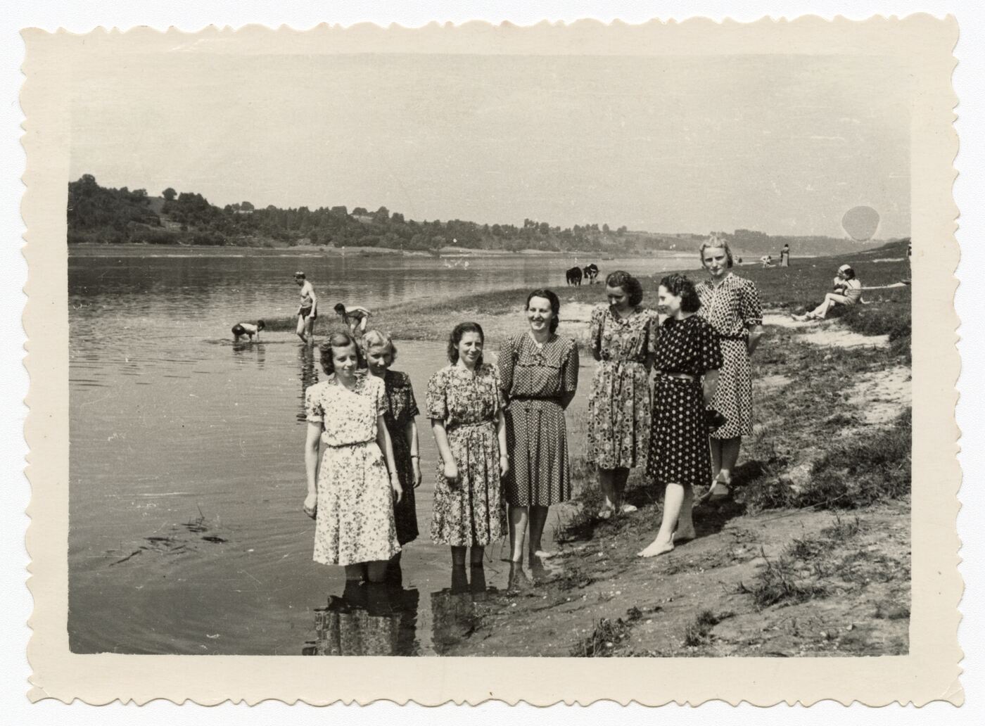 Nežinomas fotografas, Mokytoja Marija Markauskienė prie upės