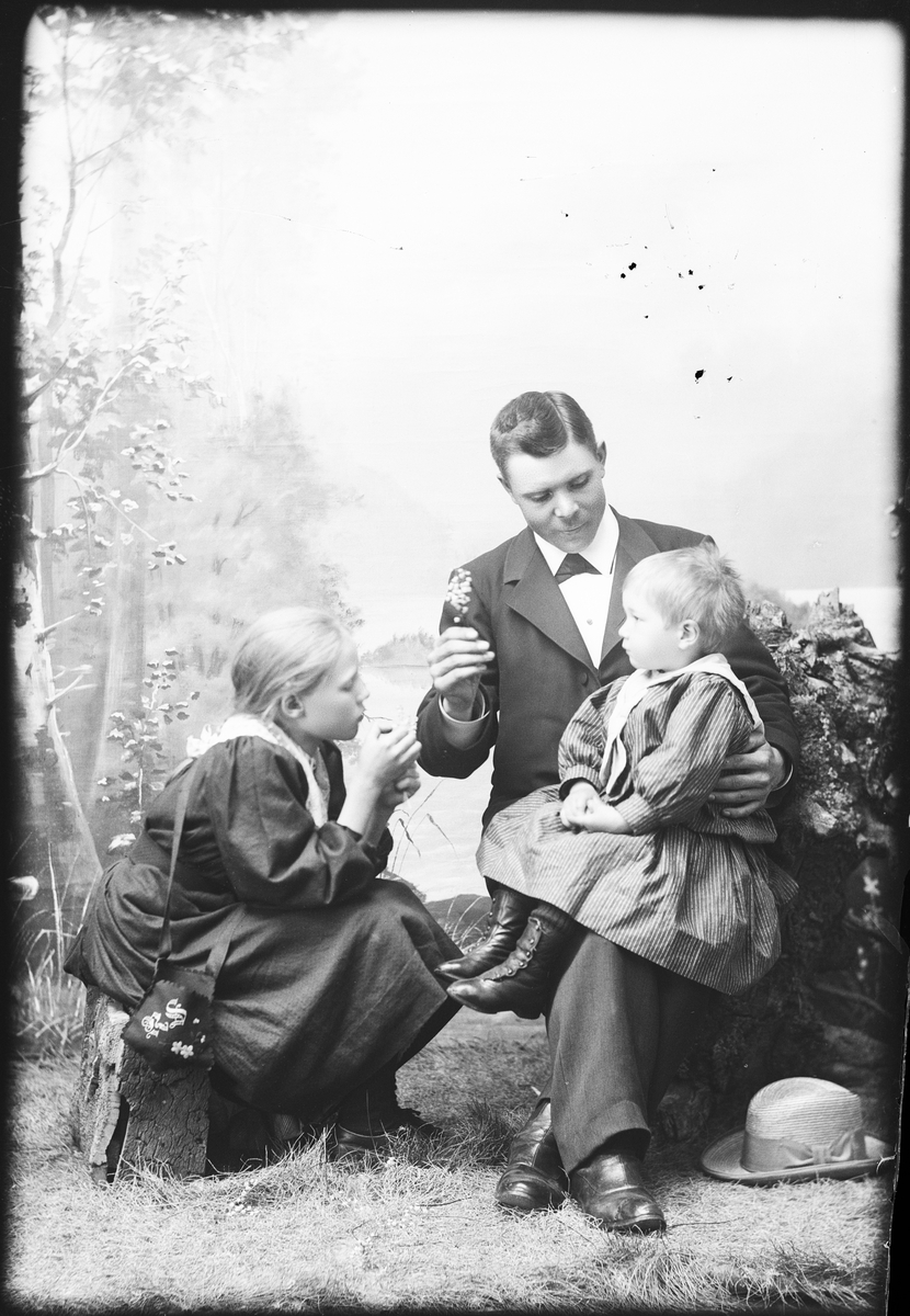 Skötsner-Edhlund, Ateljéporträtt - Ruth Skötsner och Josef Edhlund tillsammans med en man, Östhammar, Uppland