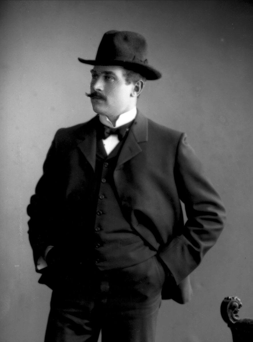 Gustav Borgen, Portrett, mann i dress og hatt. Oscar Dickson.