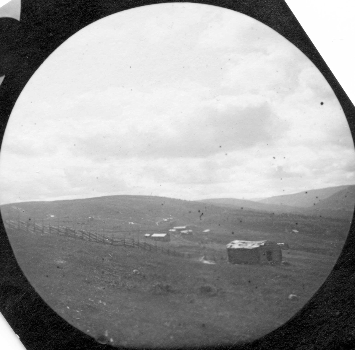 Fredrik Carl Mülertz Størmer, Golå, Sør-Fron, Oppland. Fjellandskap med skigarder og setre.