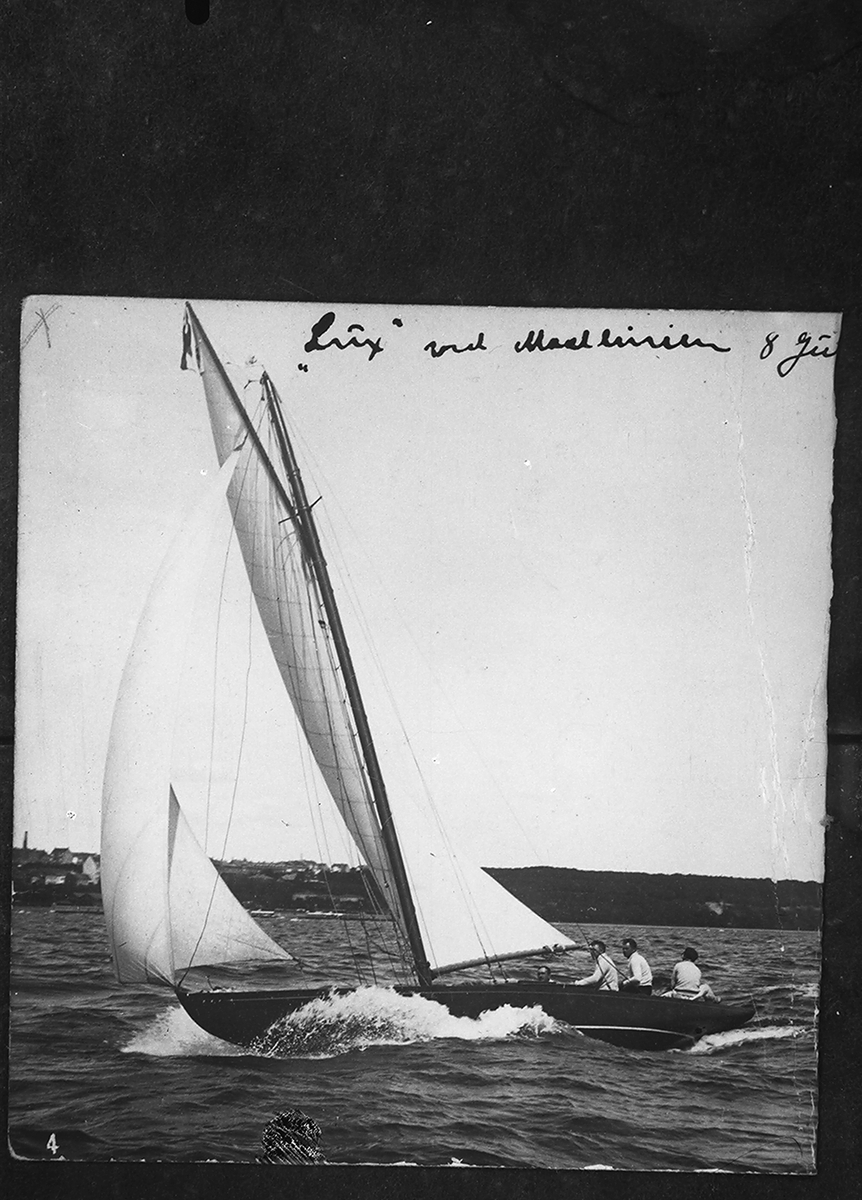 Anders Beer Wilse, Seilbåt ved mållinjen, i indre Oslofjord.