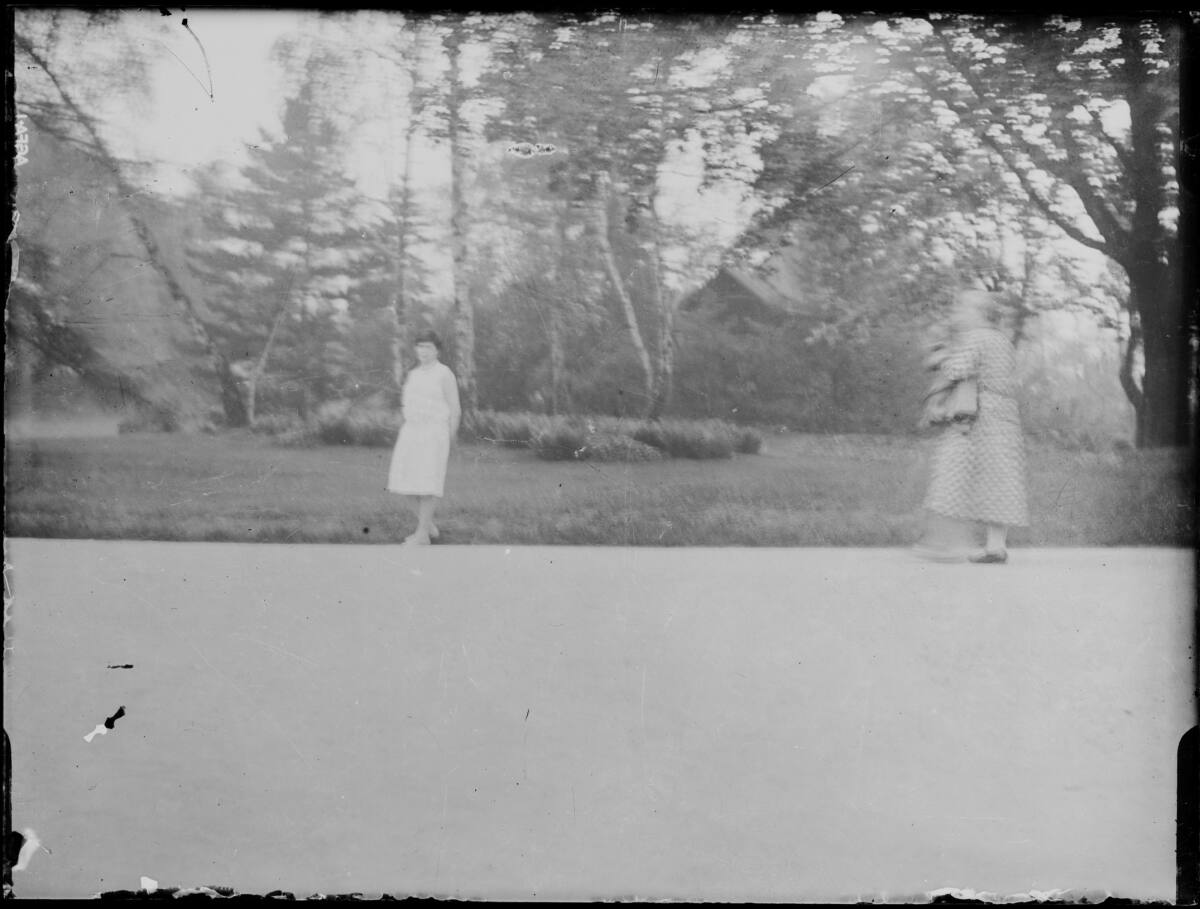 Anonym, Zwei Frauen auf Waldweg - Claire Beck(?)