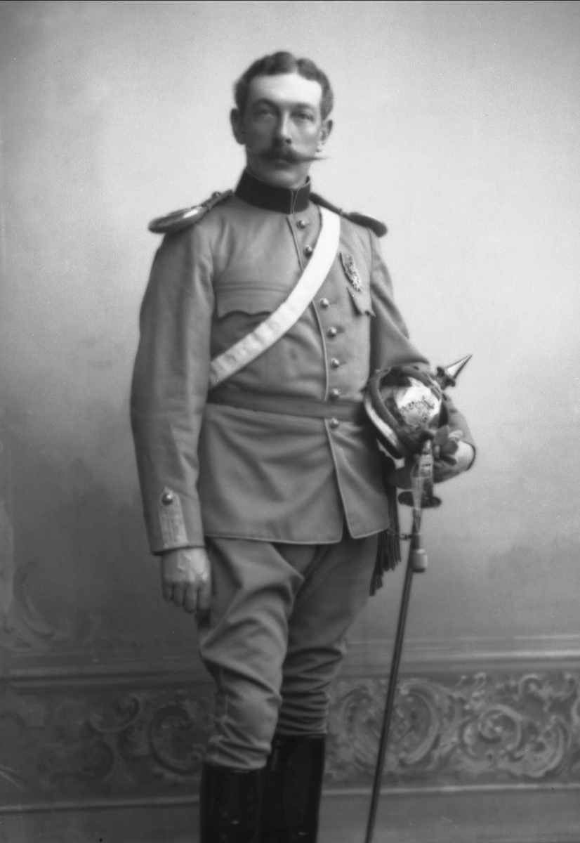 Gustav Borgen, Portrett, mann i uniform. Rittmester Henriques.