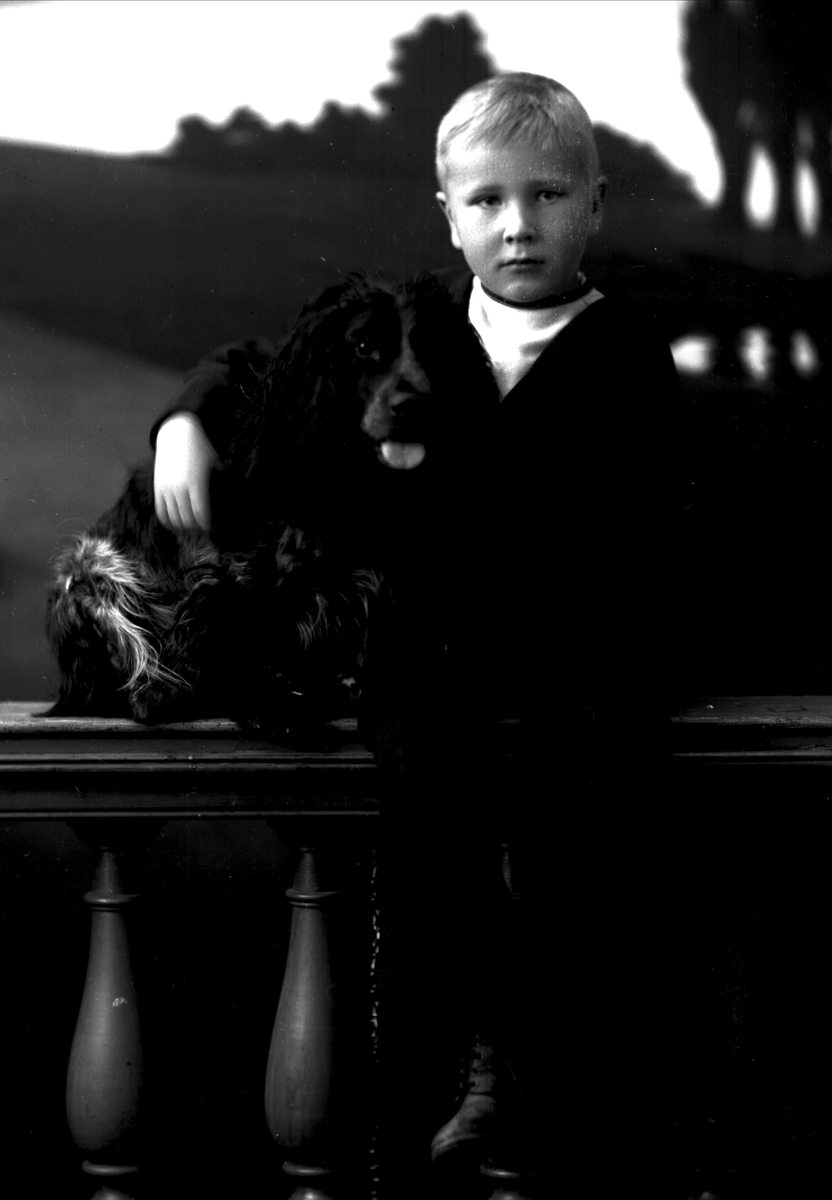 Gustav Borgen, Gruppeportrett, gutt med hund.