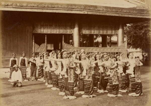 Felice Beato, Group of Burmese Girls Collected by Ko Aung Ba, Municipal Commissioner to dance before H. R. H. the Duke of Clarence and Avondale