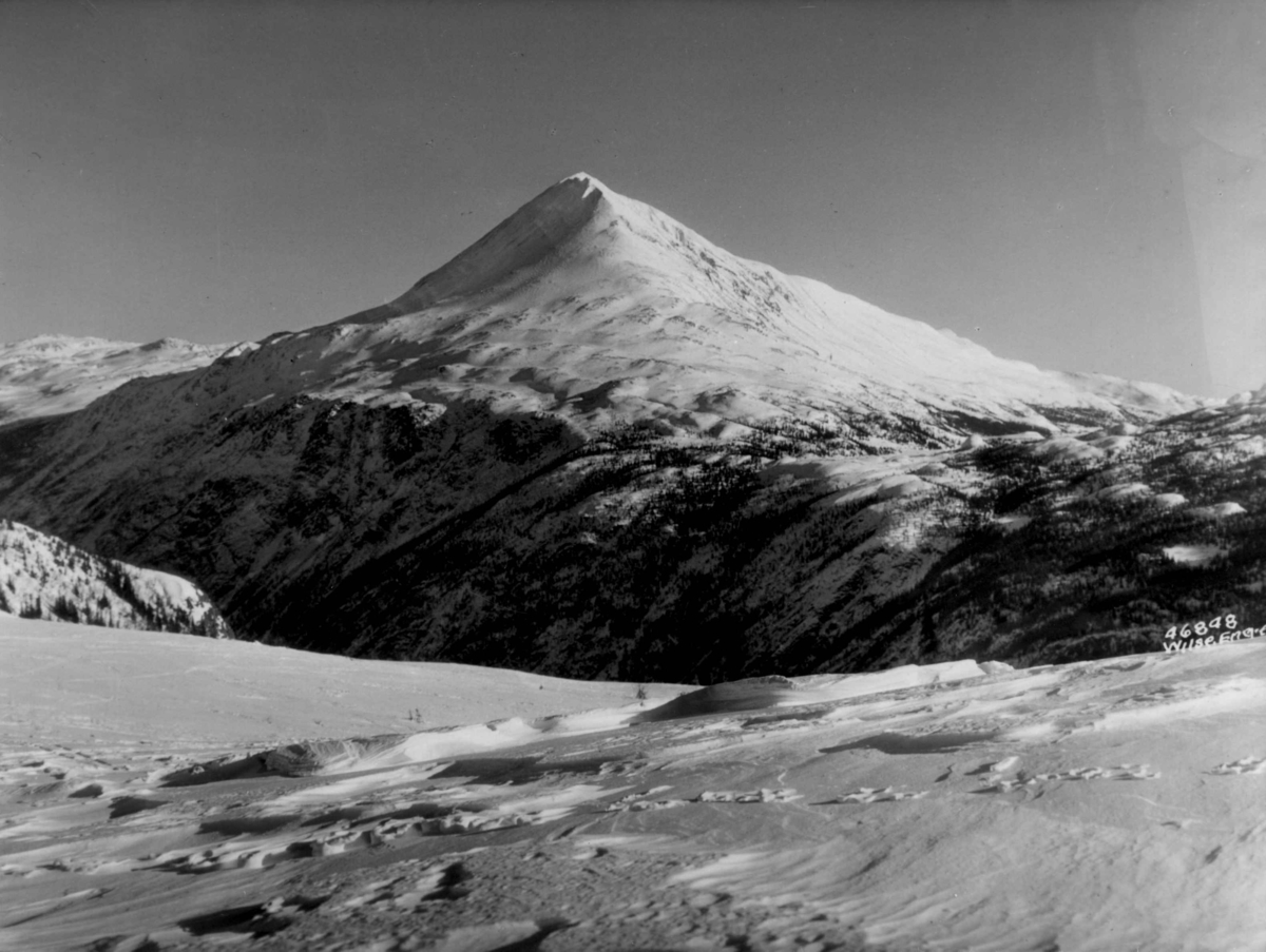 Anders Beer Wilse, Landskap ved Gaustatoppen. Snødekte fjell.