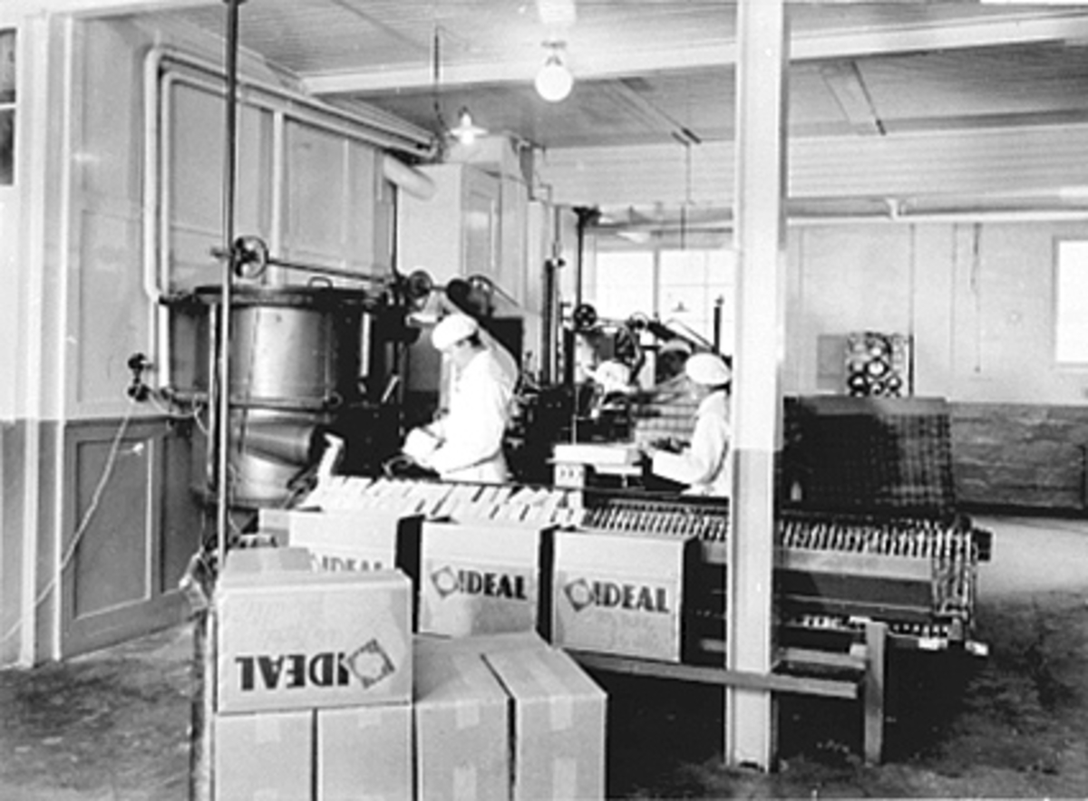 Anno Domkirkeodden, INTERIØR FABRIKKEN, 3 MENN VED PAKKEMASKIN, IDEAL FLATBRØD A/S, VANGSVEGEN 51