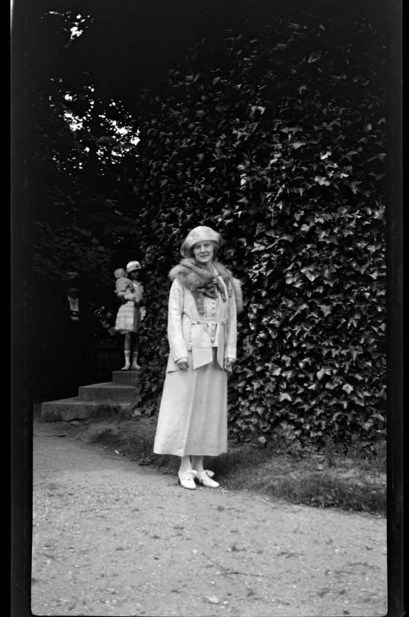 Rolf Sr. Sundt, Hilda Sundt i ukjent park, 1919-1920.