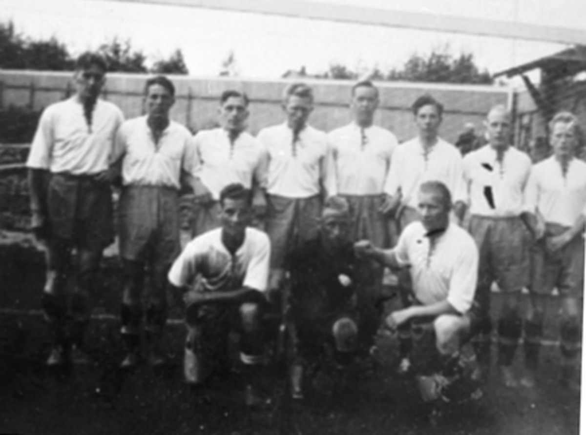 Anno Domkirkeodden, GRUPPE 11 FOTBALLSPILLERE, BRISKEBY FOTBALL LAG, HAM-KAM, B. F. L. Bak fra v: A. Nordgård, Alfred Øyen, Rolf Monsen, Kåre Knudsen, Gothard Hangen, Michael Granberg, Oskar Fjeldseth, HilmarEmilsen. Foran fra v: Einar Dalsveen, Bakkerud, Arne Granberg.