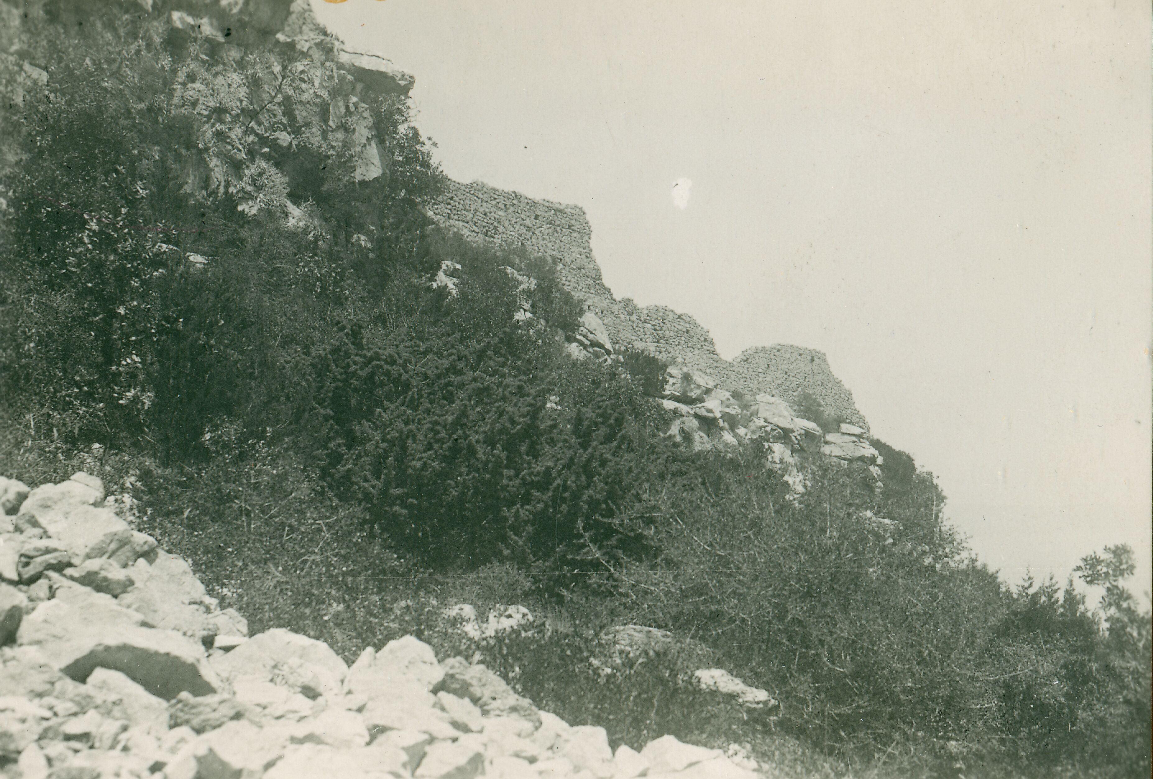 Većeslav Henneberg, Jelsa - Utvrda Grad, opći pogled