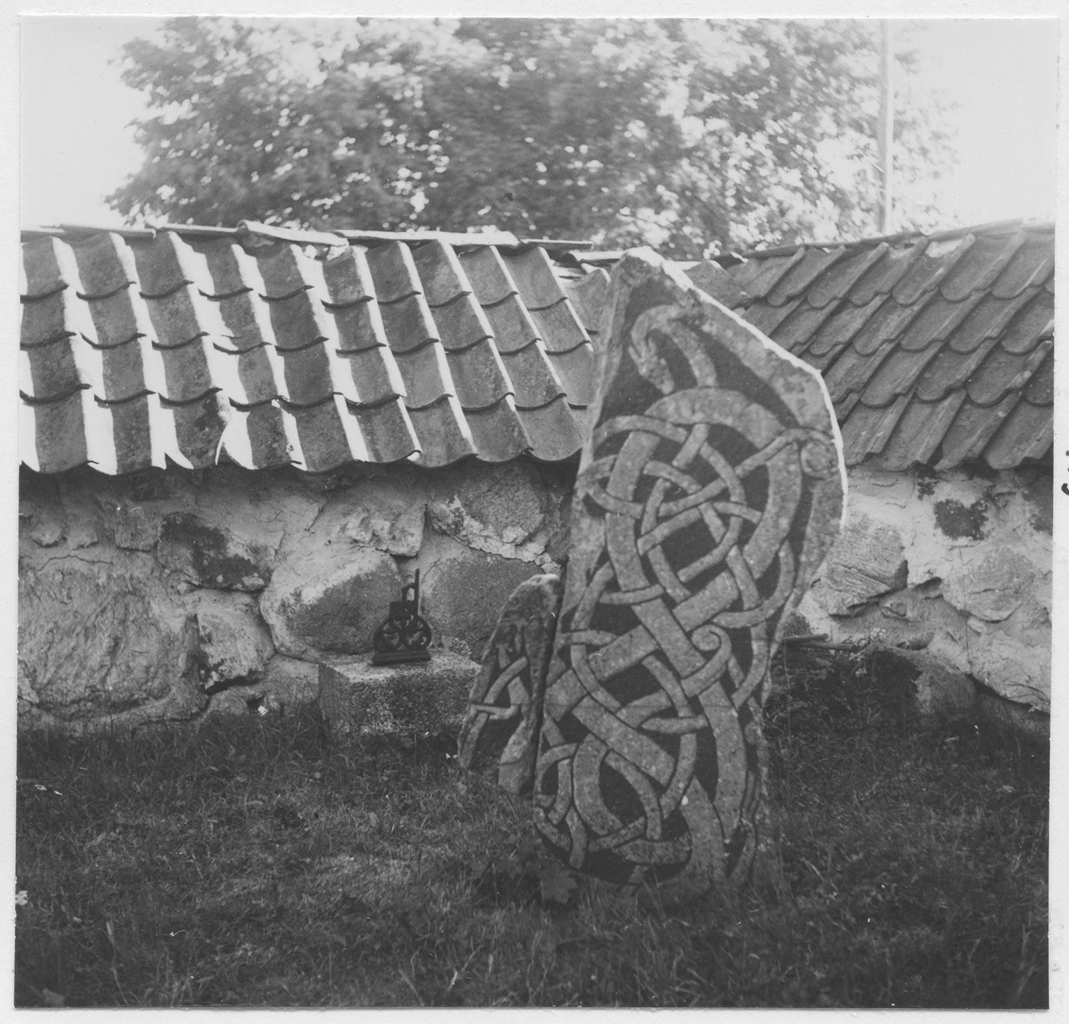 Mårten Sjöbeck, Husby-Rekarne kyrkogård, runristning L1984:2707