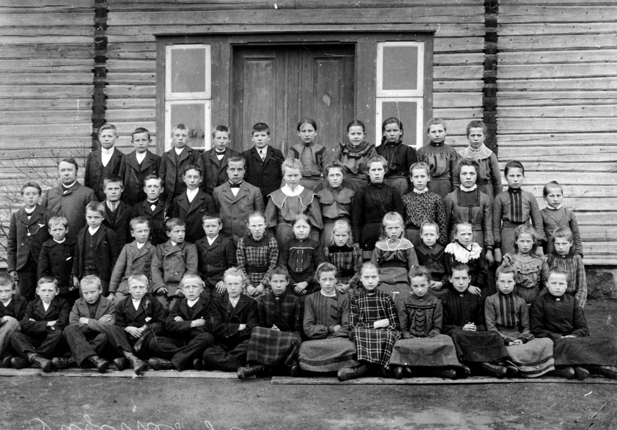 Anno Domkirkeodden, Elever og lærere ved Fagernes skole, Næroset, Ringsaker. Lærer Ole Tangen begynte her i 1894. Se reg. skjema for navn.
