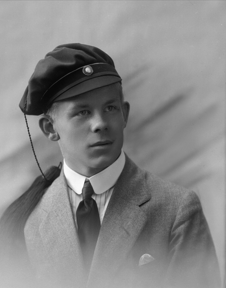 Gustav Borgen, Portrett, mann med studentlue. H Ferdinand Berentsen.
