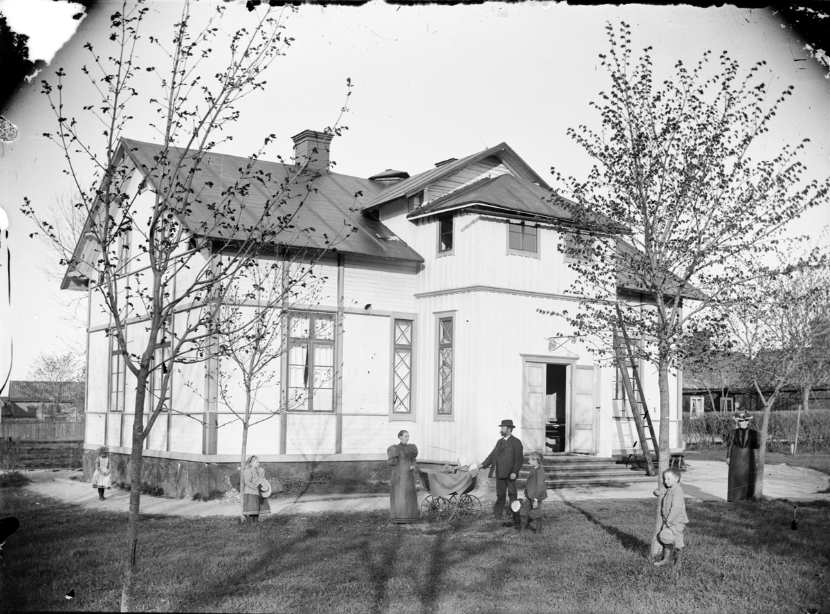 Skötsner-Edhlund, Familj utanför Östhammars missionshus, Uppland