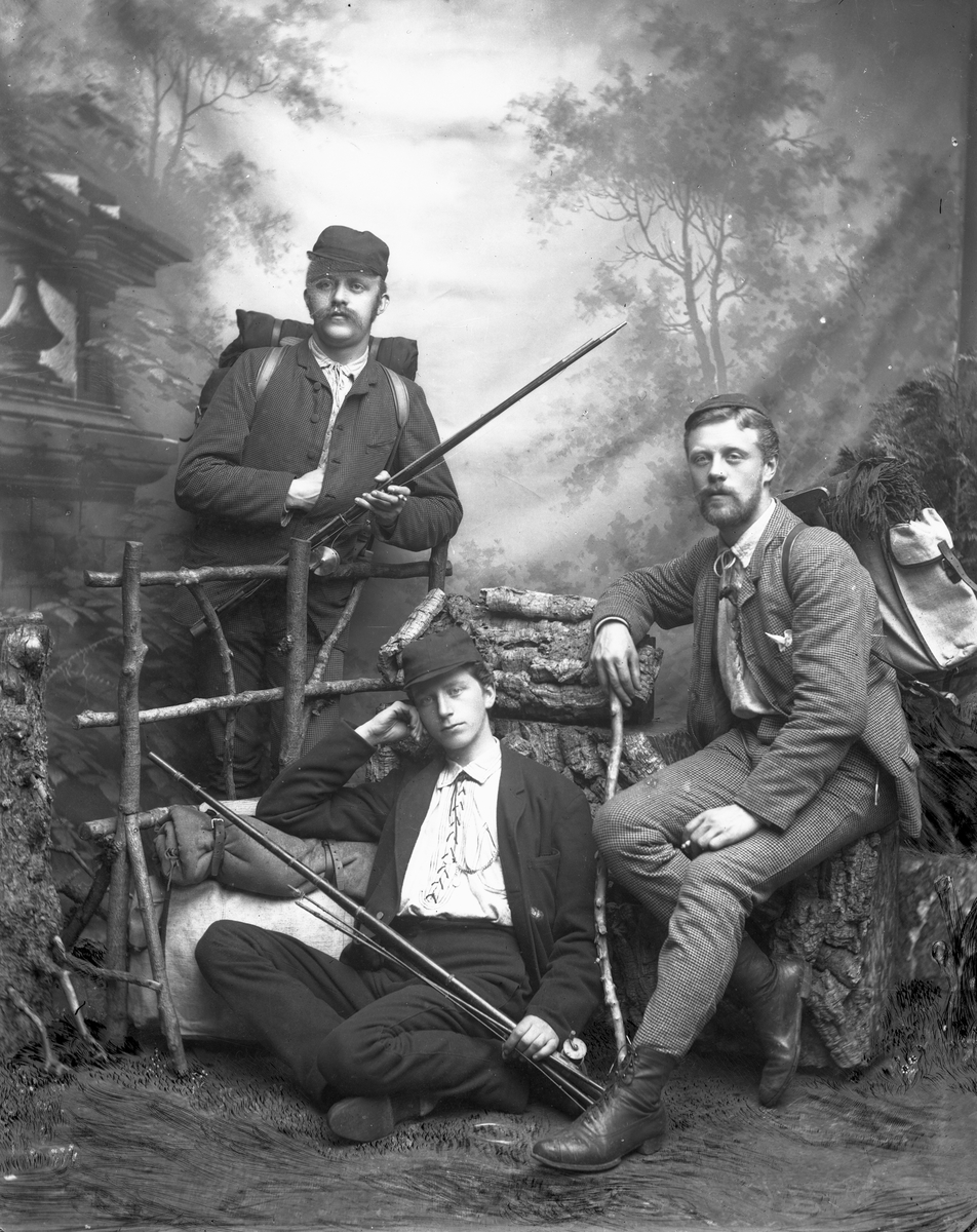 Gustav Borgen, Gruppeportrett, tre unge menn i fiskeutstyr.