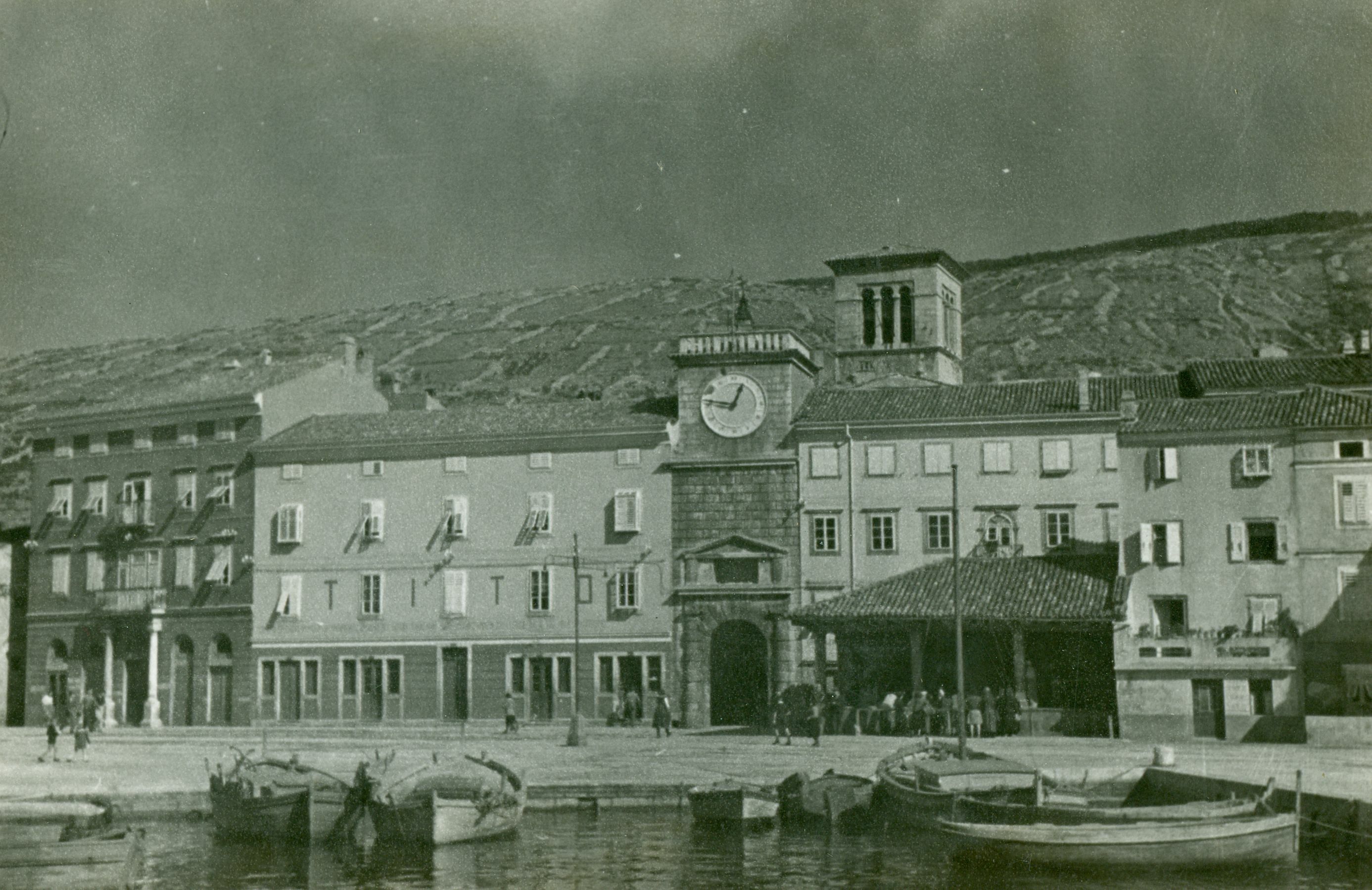 Branko Fučić, Cres, gradska lođa, gradska vrata sa sat kulom uz mandrač