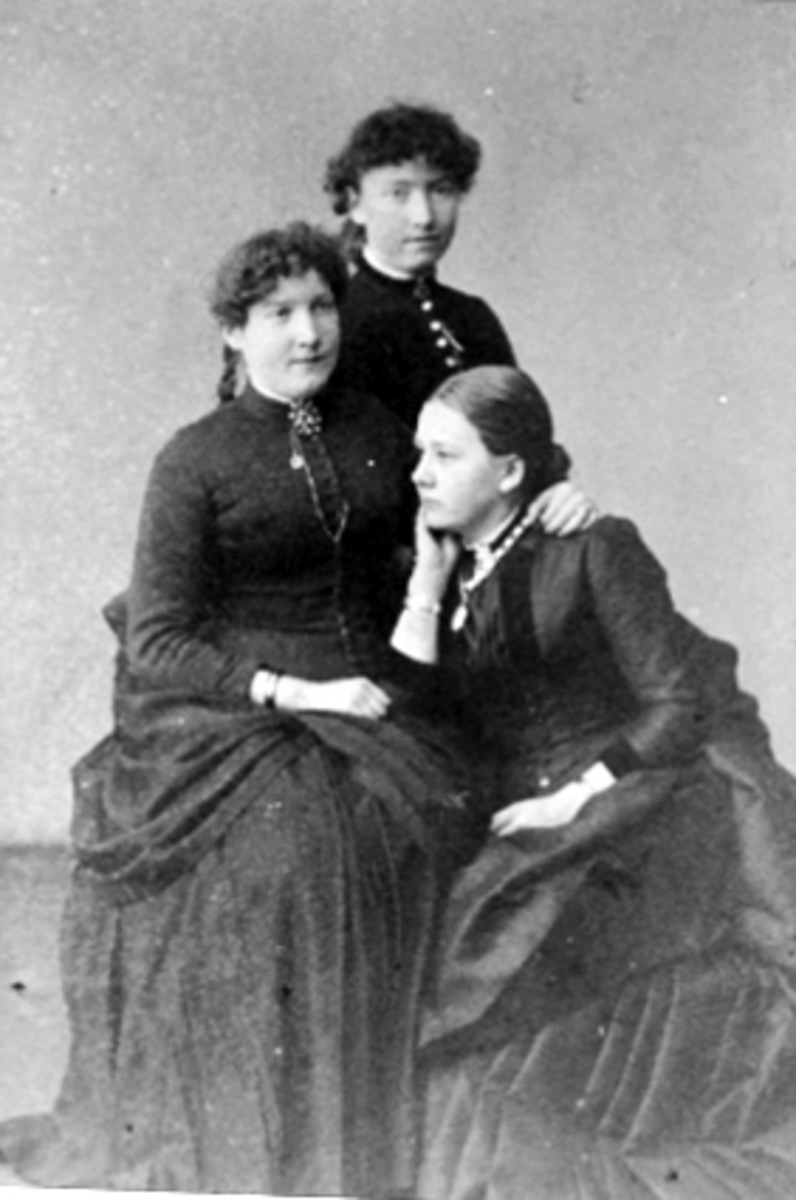 Anno Domkirkeodden, GRUPPE 3 KVINNER: FOTOGRAF RAGNHILDA ERIKSEN, MARIE SANDERUD, BETZY ORNUNG?