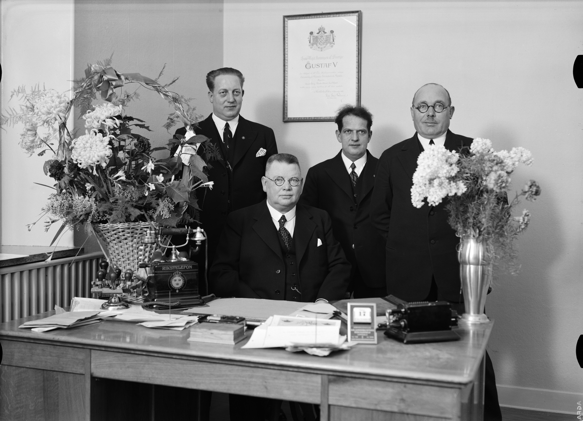 Paul Sandberg, Försäljningschefen Sven Frohm, verkställande direktören Carl Wiksell, driftsingenjören Bruno Knebel och direktör Martin Edlund, AB Upsala Ättiksfabrik, S:t Persgatan 39