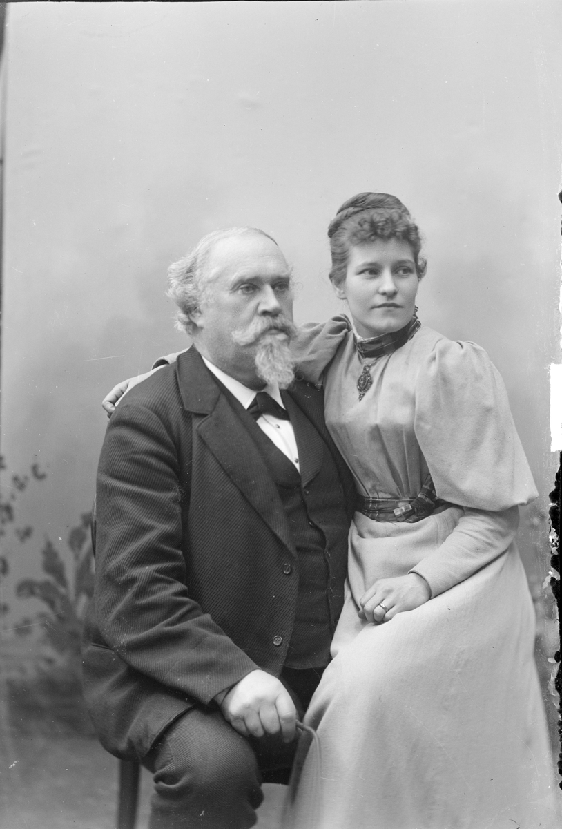 Henri Osti's Fotografiateliér, Ateljéporträtt - Emma och Henri Osti, Uppsala 1896
