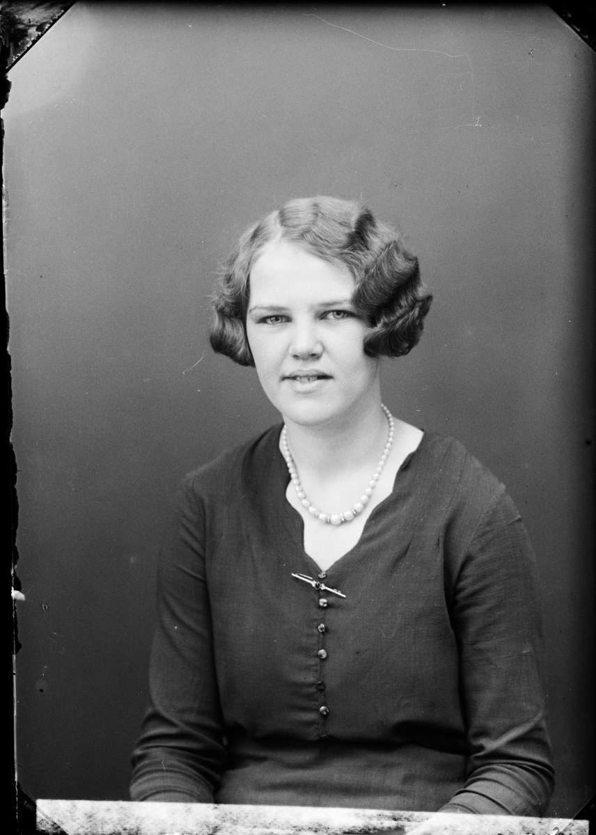 Skötsner-Edhlund, Ateljéporträtt - Margit Lindholm från Harg, Uppland