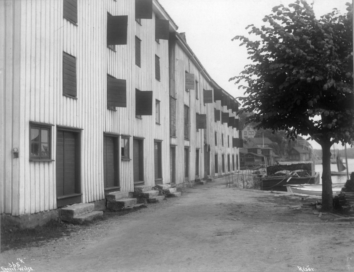 Anders Beer Wilse, Solsiden i Risør ved pakkhusene ved sjøen.