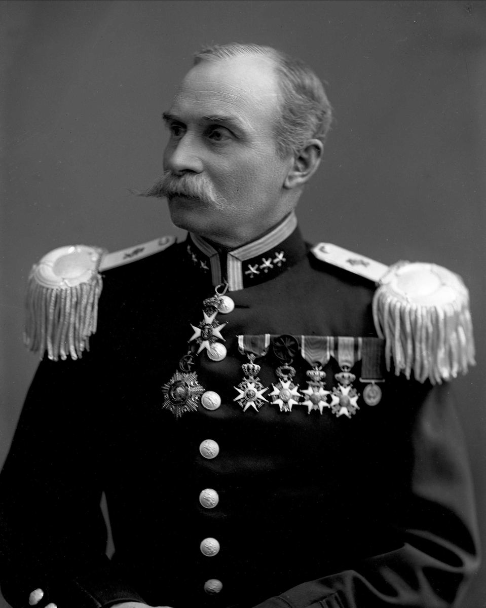 Gustav Borgen, Portrett, Morgenstierne i uniform som oberst ved infanteriet som reglementert fra 1910.