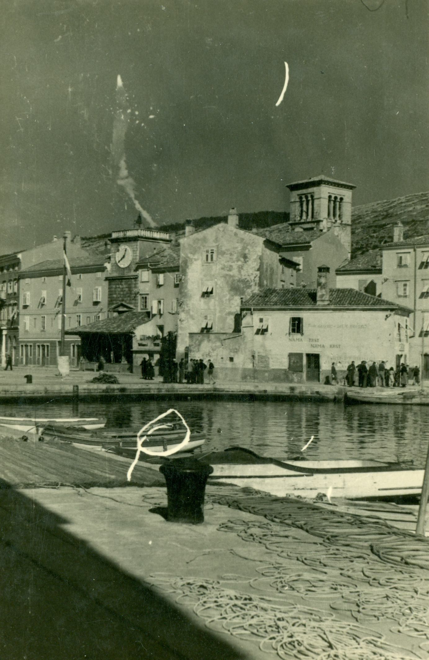 Branko Fučić, Cres, kuće uz mandrač, u pozadini zvonik župne crkve