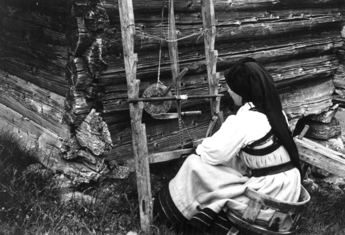 Anna Grostøl, Valle Setesdal, Aust-Agder 1939. Eli Åmli sitter ved båndveven.