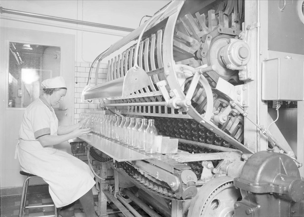 Paul Sandberg, Mjölkflaskorna synas, Mjölkcentralen, Storgatan, Uppsala 1937