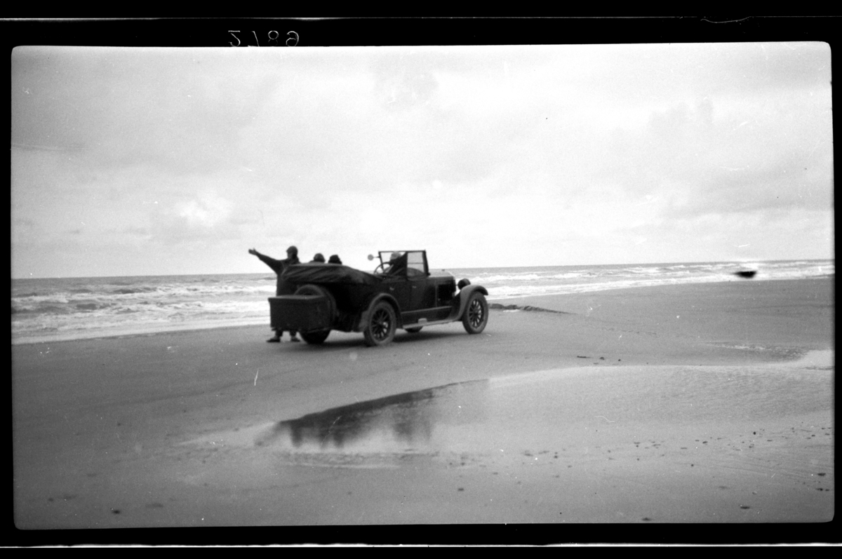 Rolf Sr. Sundt, Rolf Sundt sr.'s Buick står på en strand i Skagen. Fotografert 1927.