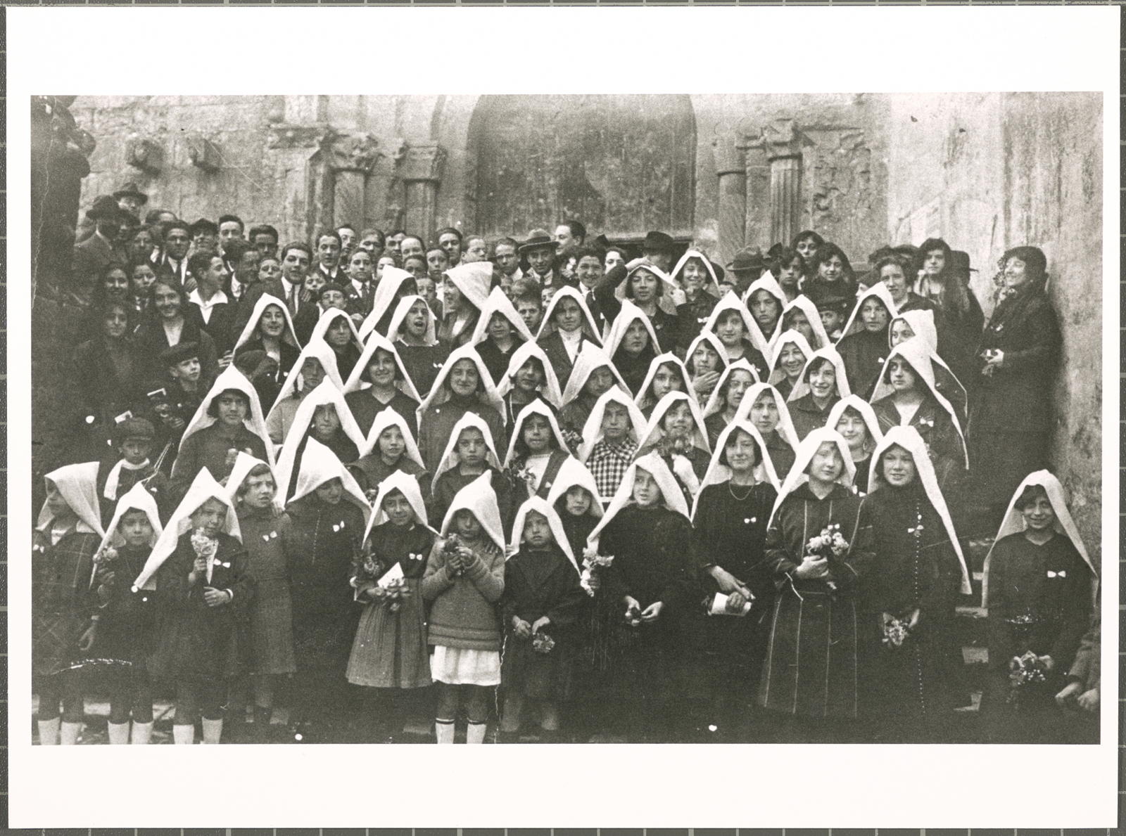 Desconegut, [Retrat de grup del moviment juvenil "Pomells de Juventut"]