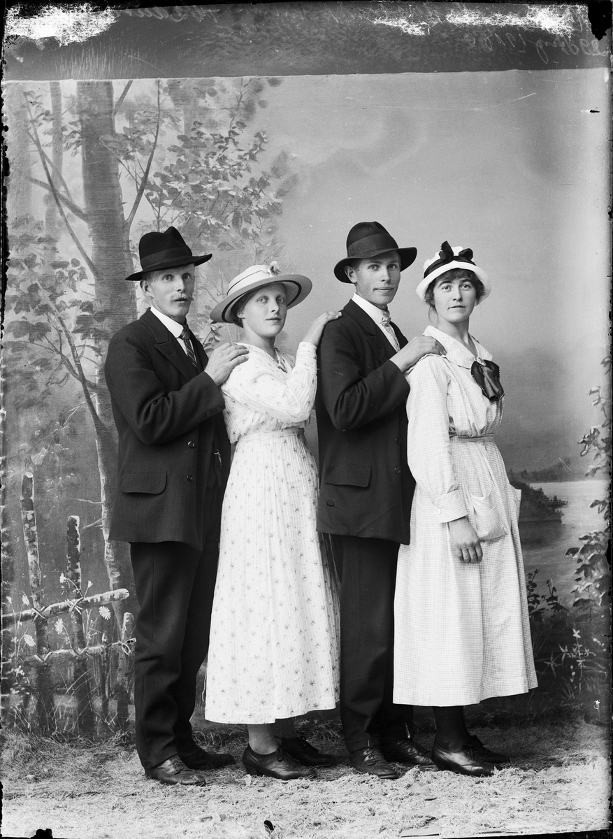 Skötsner-Edhlund, Ateljéporträtt - två kvinnor och två män, Östhammar, Uppland 1918