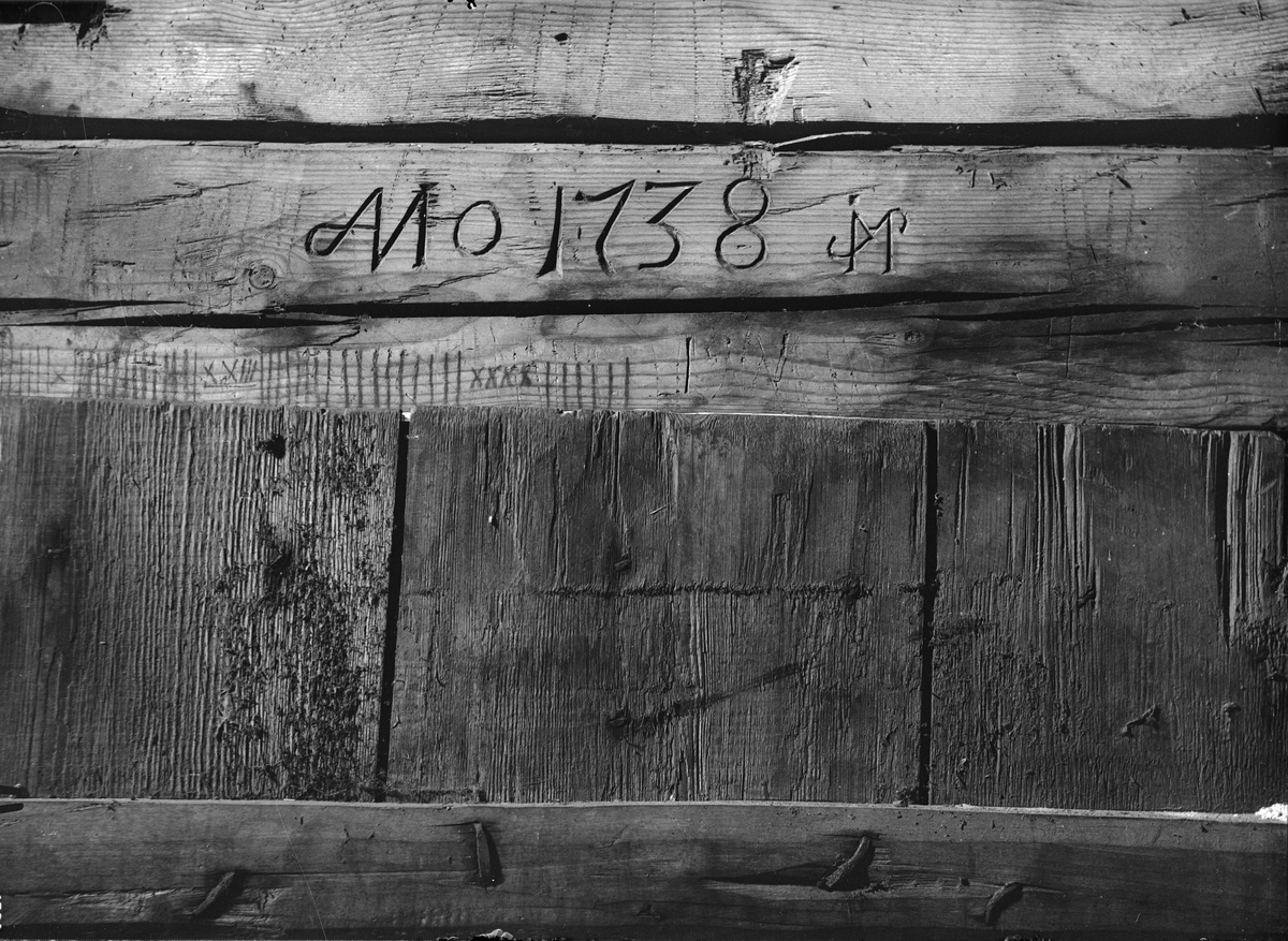 Paul Sandberg, The century 1738 above the inside of the door in a shed from Gränby, Björklinge parish, Uppland 1934