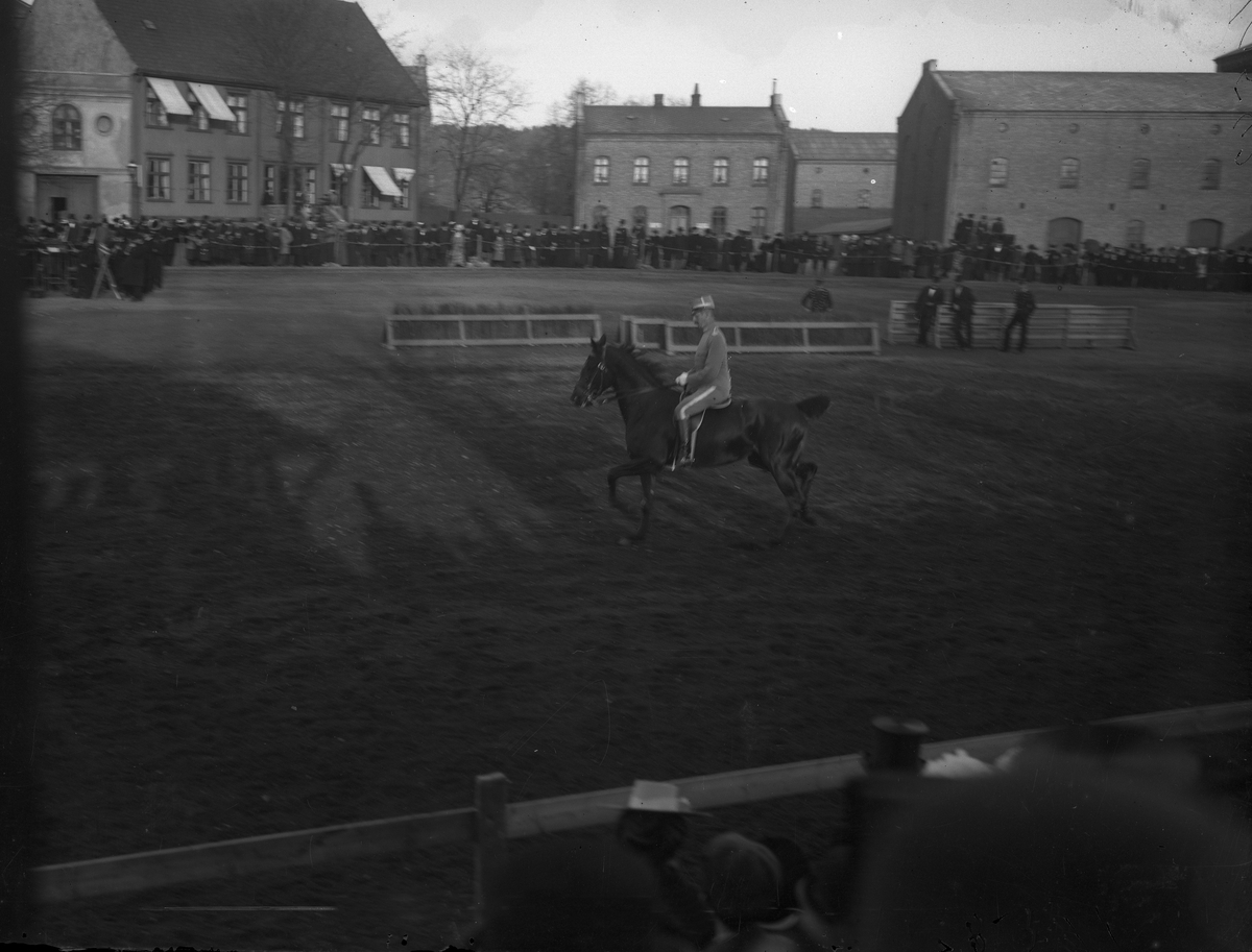 Gustav Borgen, Festningsplassen Akershus festning, Oslo. Militær rideoppvisning.