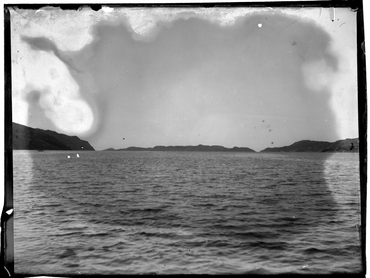 Rolf Sr. Sundt, Grønnsfjorden ved Lyngdal. Fotografert rundt 1900.
