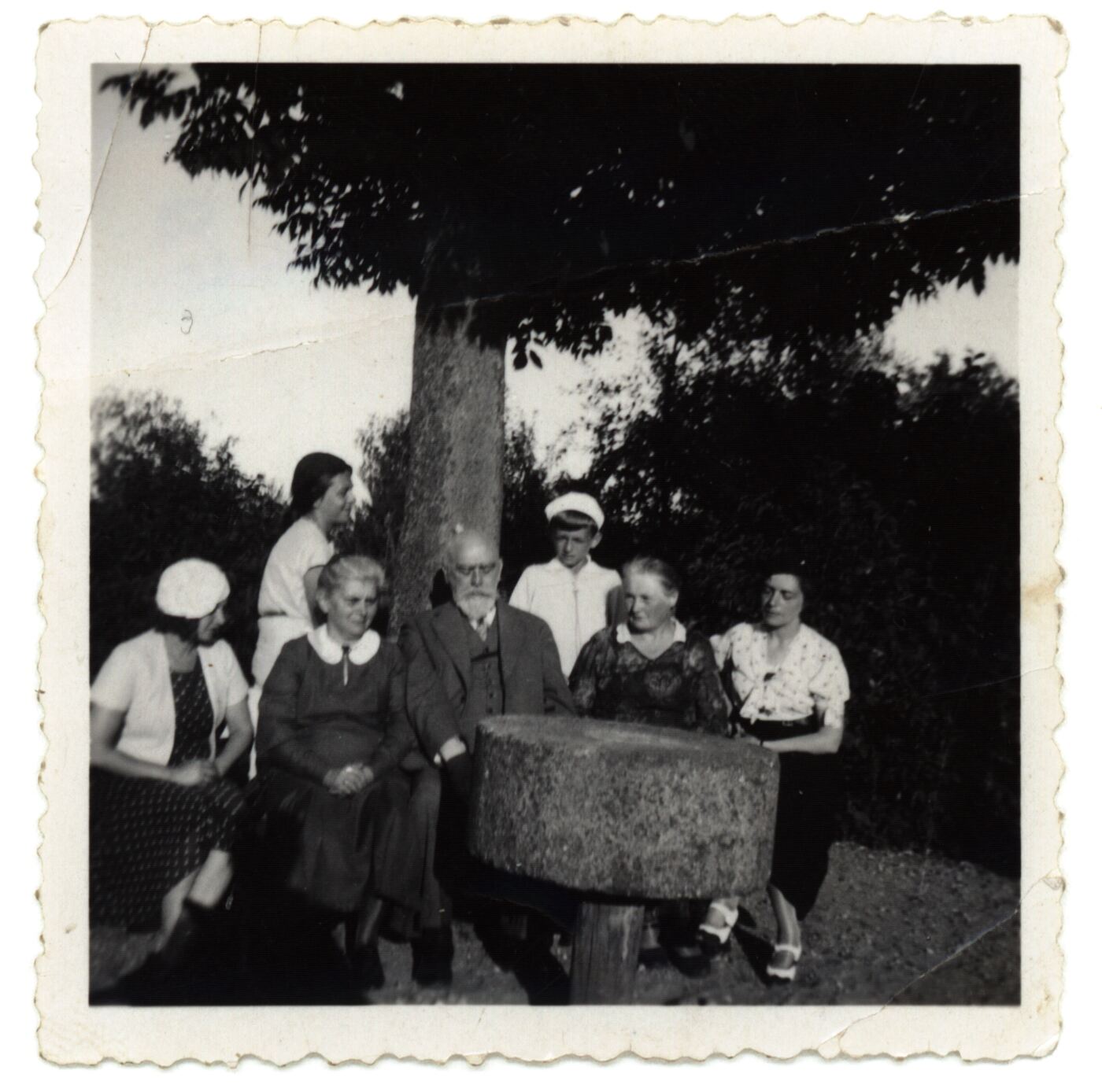 Nežinomas XX a. I p. fotografas, Komp. Juozo Naujalio (1869-1934) šeima po medžiu, prie stalo