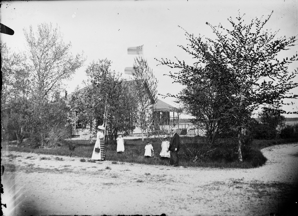 Skötsner-Edhlund, Kvinna, man och barn vid vägkant, Östhammar, Uppland