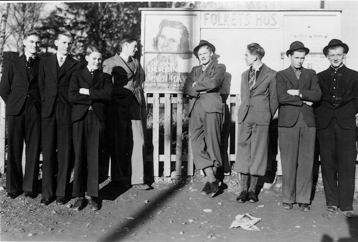 Anno Domkirkeodden, Kinotavla til Folkets Hus, Moelv. På plakaten er Deanna Durkin i filmen "Nesten voksen". Fra venstre er Leif Fruseth, Rolf Bakaas, Kjell Fruseth, Per Ulven, Johs. Løkkesveen, Sverre SImensen, Mentz Holmen, Reidar Bakaas. Ringsaker 1937-38.